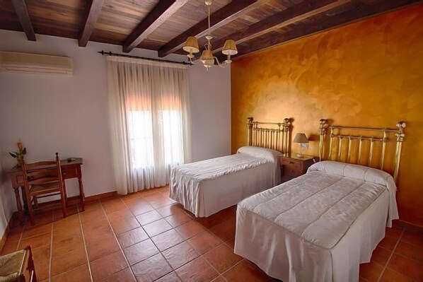 5 chambres, bureau, fer et planche à repasser, lit parapluie