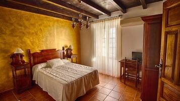 5 dormitoris, escriptori i planxa i posts de planxar