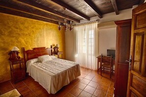 5 chambres, bureau, fer et planche à repasser, lit parapluie