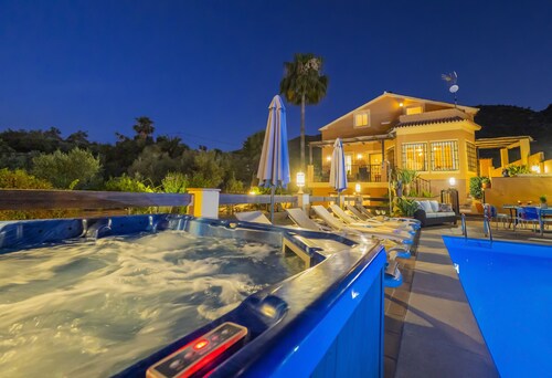 Cubo's La Casa Grande / Jacuzzi / pool / air conditioning / garden