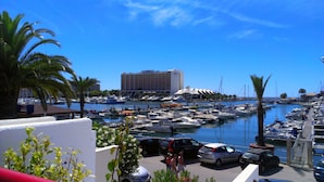 A marina with boats, a hotel, and a clear blue sky. - Luxury 3 Bedroomed Apartment- Stunning Views, Direct Marina Access & Shared Pool (Vilamoura)