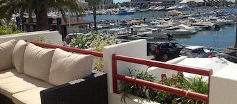 Apartamento de lujo de 3 dormitorios: impresionantes vistas, acceso directo a la marina y piscina compartida