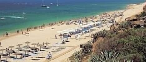 På stranden, solstolar och strandhanddukar