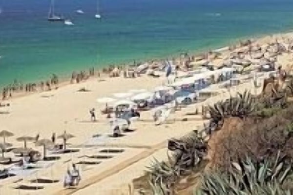 2 nearby beaches one 7-10 minutes walk, the other 20-25 minute walk