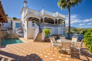 Outdoor dining - Beautiful Villa with private pool in Puerto Banus, Marbella, Spain (Marbella)