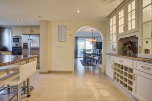 Fridge, microwave, oven, stovetop - Beautiful Villa with private pool in Puerto Banus, Marbella, Spain (Marbella)