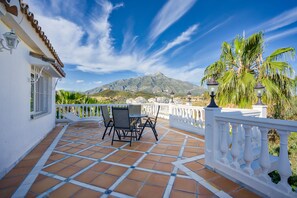 Outdoor dining - Beautiful Villa with private pool in Puerto Banus, Marbella, Spain (Marbella)