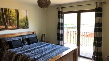 3 bedrooms, desk, iron/ironing board, travel crib