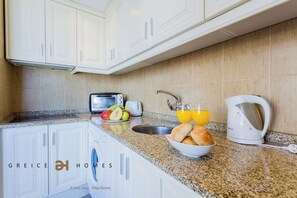 Fridge, microwave, oven, coffee/tea maker