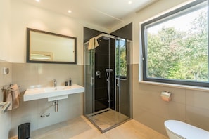 Bathtub, hair dryer, towels - Villa Maja - Luxurios villa in Vrsar, only 500 m from the beach (Vrsar)