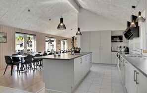 Réfrigérateur, micro-ondes, plaque de cuisson, lave-vaisselle