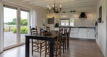 Holiday home het Assenhoekje offers space & tranquility, fenced garden and free wifi