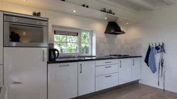 Jääkaappi, mikroaaltouuni, uuni, liesi