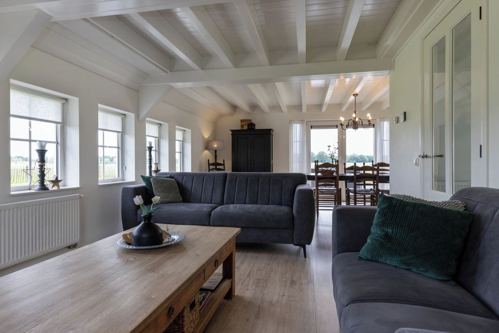 Een televisie en tafelvoetbal