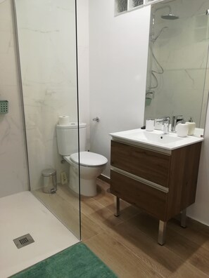 Ensemble douche/baignoire, articles de toilette écologiques