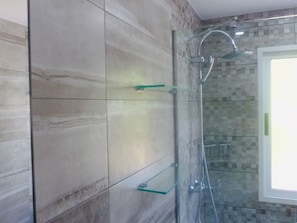 Ensemble douche/baignoire, sèche-cheveux, serviettes fournies, savon