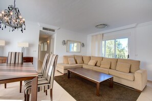TV, fireplace, books - Lovely Los Olivos Apartment, La Manga Club - 3 Bed, 3 Bath With Rooftop Solarium (Murcia)