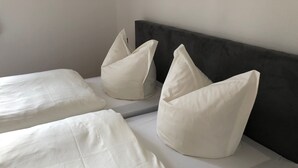 A bed with white bedding and two white pillows. - Modern apartment in Dresden (Dresden)