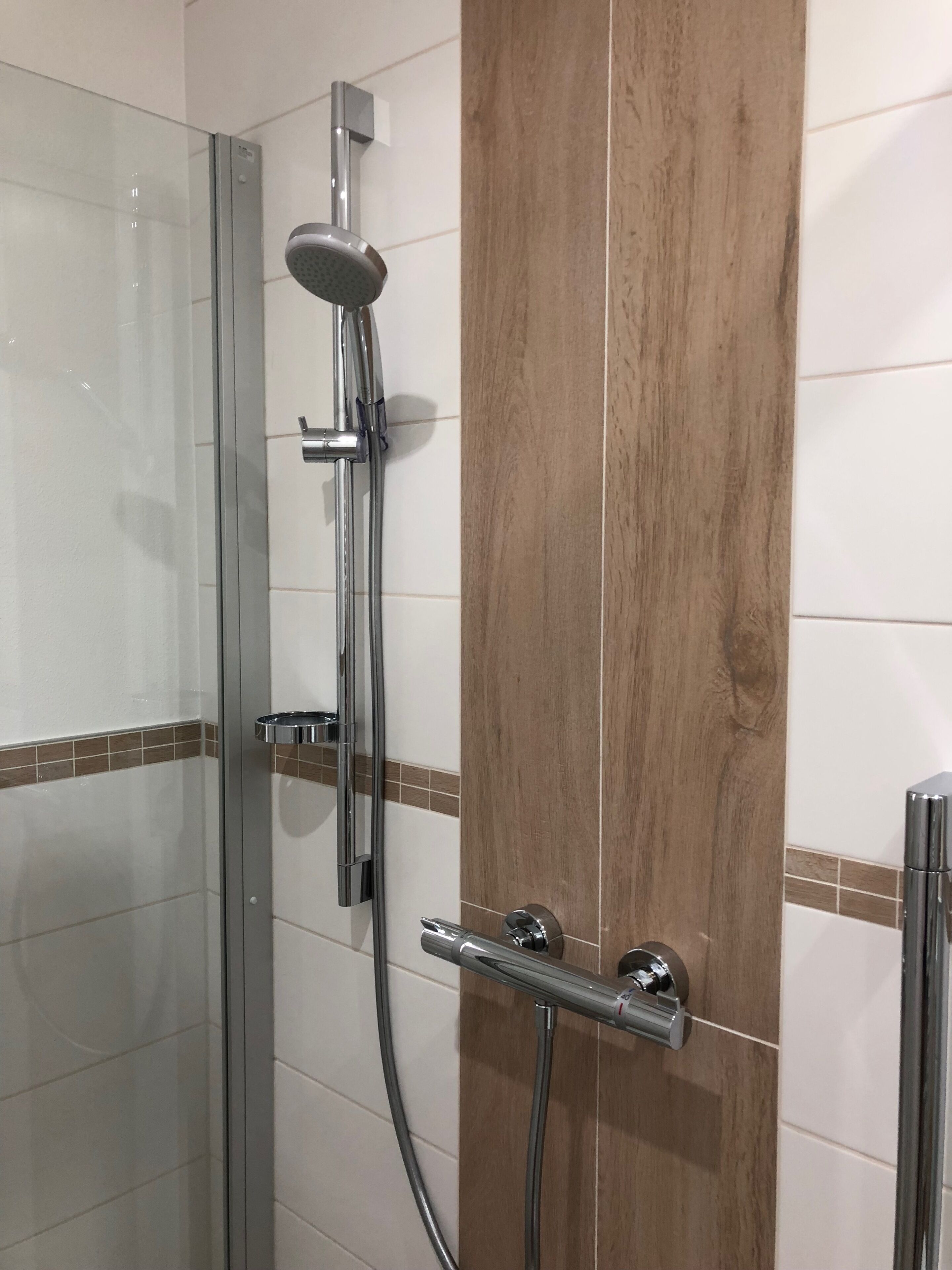 Dusche, Haartrockner, Handtücher, Toilettenpapier