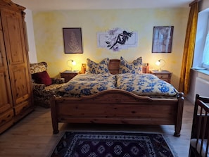 3 bedrooms, desk, iron/ironing board, WiFi