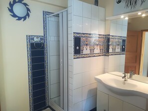 Een douche, een haardroger, handdoeken, zeep