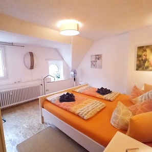 2 bedrooms, iron/ironing board, travel cot, free WiFi