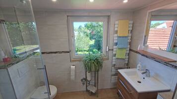 Badewanne, Haartrockner, Handtücher, Seife