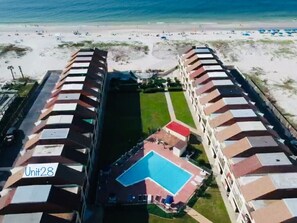 Hotel med central pool, flere balkoner og havudsigt.