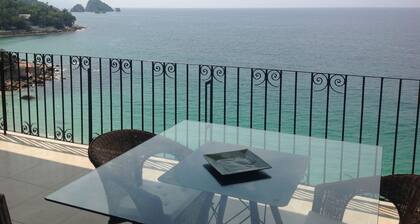 Directly on one of the best beaches in the Southern part of the bay