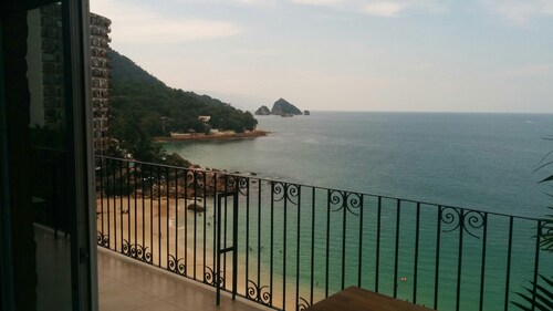 Directly on one of the best beaches in the Southern part of the bay