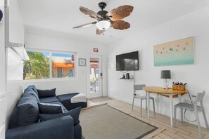 TV - Stunning & Modern Studio by The Beach (Hollywood)