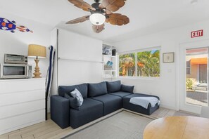 TV - Stunning & Modern Studio by The Beach (Hollywood)