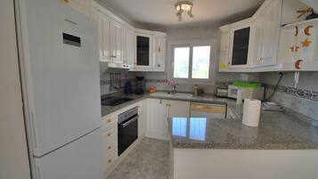 Een koelkast, een magnetron, een oven, een kookplaat