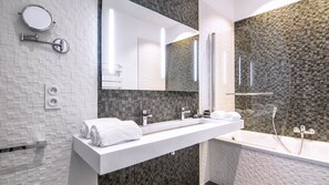 シャワー付き浴槽、環境にやさしいバスアメニティ、ヘアドライヤー、タオル