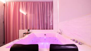 Baignoire, articles de toilette écologiques, sèche-cheveux