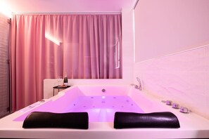 Baignoire, articles de toilette écologiques, sÚche-cheveux