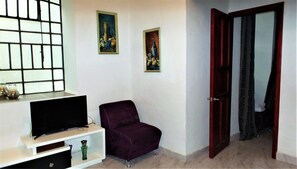 Interior - Just 3 blocks from Cathedral, fully restored, high ceilings and modern finishes. (Centro)
