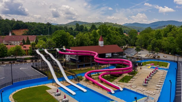 Un parque acuático con múltiples toboganes y una zona de piscina.