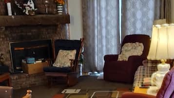 智能電視、壁爐、書籍、音響