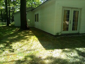 Exterior detail - Taking bookings for fall and winter. Easy access to trails/lake.
(Houghton Lake)