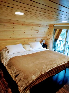 3 habitaciones, tabla de planchar con plancha y cuna de viaje 