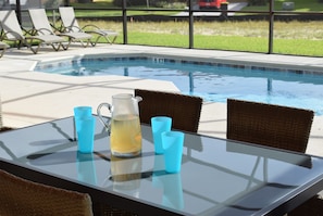 Utendørsbasseng og et oppvarmet basseng