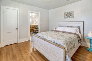 1 bedroom, desk, iron/ironing board, WiFi - Aloha, Beaches - near Uptown 23rd & Asian District (Oklahoma City)