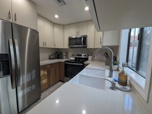 Een koelkast, een magnetron, een oven, een kookplaat