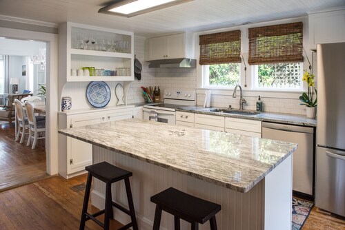 Classic bungalow with water views, dog friendly & 3 block walk downtown