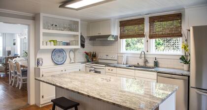 Klassinen bungalow, jossa on vesi näkymät, koiraystävällinen ja 3 korttelin kävelymatka keskustaan