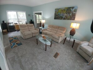 Smart-TV, DVD-Player, Bücher, Musikbibliothek