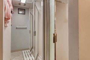 Shared bathroom - Inn the Clouds Hostel & Inn (Leadville)