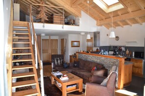 TV, livros, biblioteca musical, aparelho de som