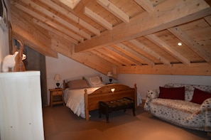 4 bedrooms, iron/ironing board, bed sheets